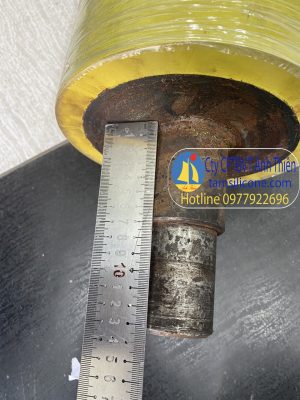 Rullo D160x1600 trục D60 bọc cao su màu vàng lên D195 độ cứng 70 Shore