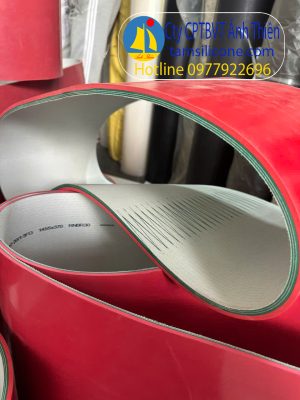 Băng tải PVC xanh trơn đắp cao su đỏ – Kích thước theo yêu cầu
