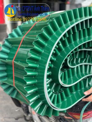 Băng tải PVC xanh trơn dày 4mm, dán bèo 2 bên , có gân T vát tải Chè